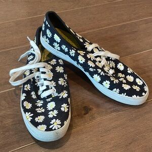 City sneaks daisy size 6.5